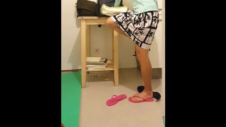 三年级老师在教室里脱下高跟鞋，换上人字拖