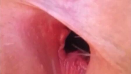 宝贝看着另一个男人在户外和我做爱，舔我，让我张开双腿