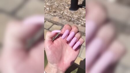 塔琳的浅粉色长指甲