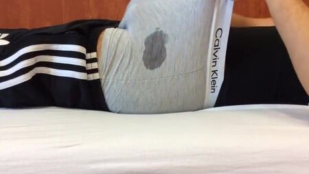 我 GreGG69SKuLL 我的鸡巴又在卡尔文·克莱因平角裤里射了