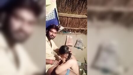 裸体的印度妈妈和继父在口交