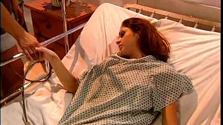 巨大的绑带假阳具填满了这位离家出走的棕发少女那可爱的小穴