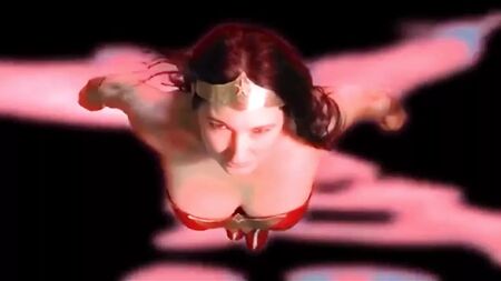 《暗黑诱惑》中的蝙蝠女、超女和神奇女侠