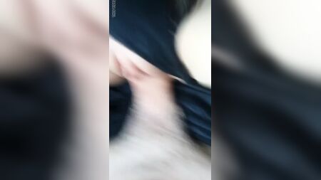 她正在做爱时，妈妈给她打了电话