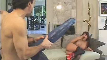 两个巨根猛男把这个黑发、性欲旺盛的妓女的三个洞都干了个遍