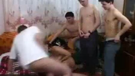 这个淫荡的女人让儿子和他的朋友们尽情享受性爱