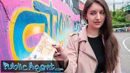 Public Agent - 一位非常可爱的19岁大学艺术系女学生，拥有迷人的天然美胸，正在户外研究一根大鸡巴