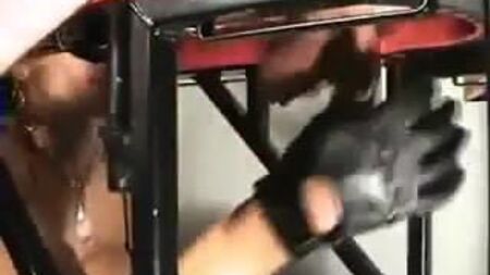 女支配者将男人的阴茎和睾丸当作沙袋使用