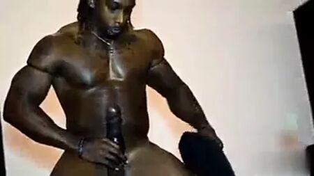 女性欣赏黑人男脱衣舞者