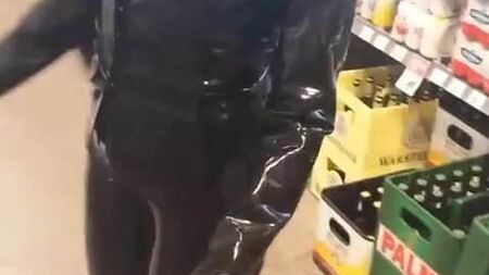 一位代购在购物