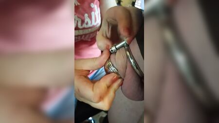 用小型贞操带锁住