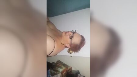 成熟业余丰满女性在Craigslist上的 Gloryhole 口交