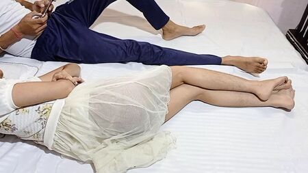 我的继兄刚刚干了我妹妹，高清印地语性爱视频，音质清晰，DESIFILMY45最新印度色情视频