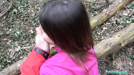 《公职人员：性感慢跑女在树林里被干》
