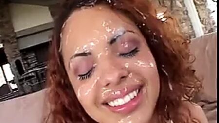 漂亮拉丁裔女子脸上满是精液