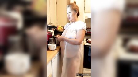 身穿透明老式睡裙的成熟女性，自然丰满的胸部
