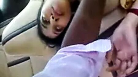 泰米尔年轻妻子在车里被吸吮乳房