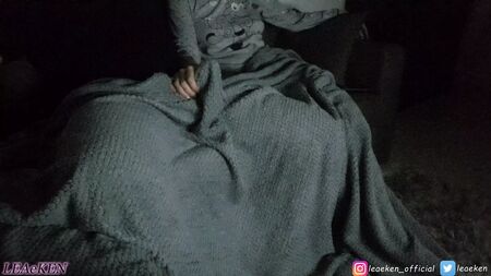恐怖电影之夜，毯子和射精。太棒了！