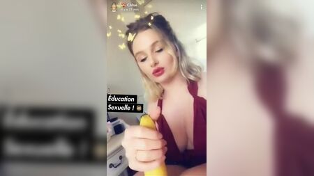 一位白人妓女示范如何正确口交