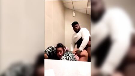 胖小子拍着老婆的屁股