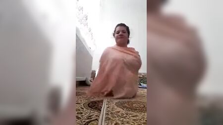 一名赤裸且四肢残缺的女子