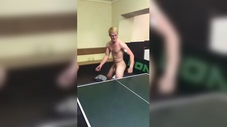 用阴茎打乒乓球