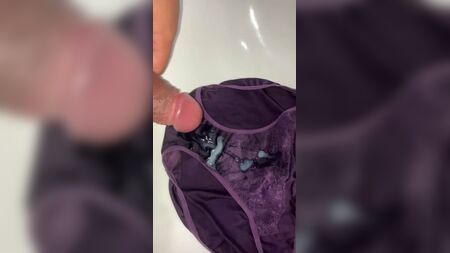 在紫色内裤上射精