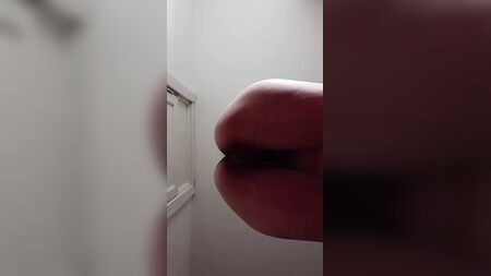 裸体主义者的健身瑜伽。一位体毛浓密的熟女在裸体健身房里赤身裸体地做瑜伽。令人惊叹的景象