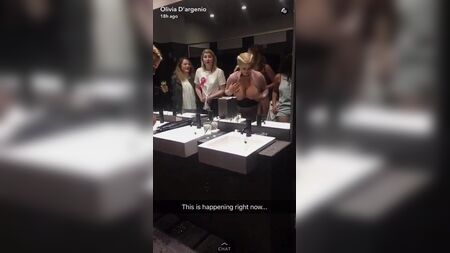 克洛伊在女洗手间里玩弄自己的胸部