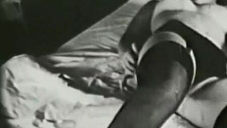 身穿性感黑色长袜的床边少女（1960年代复古风）