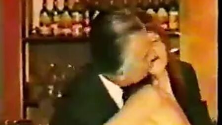 身穿西装的中年男子被身着粗花呢的成熟女招待调侃