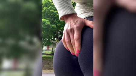 穿着紧身瑜伽裤的性感变装者在大街上