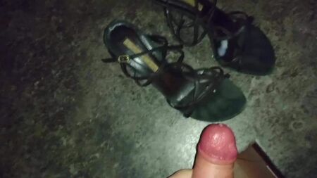 把精液射在她那双水牛纹凉鞋上