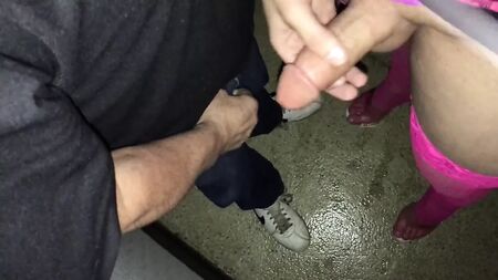成人书店里，一位年长的仰慕者在“快乐洞”隔间里尽情享受