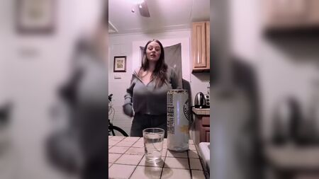 TikTok上的巨乳2（看招）