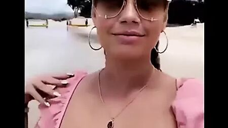 香奈儿在西海岸上身赤裸，乳晕和乳头不慎走光