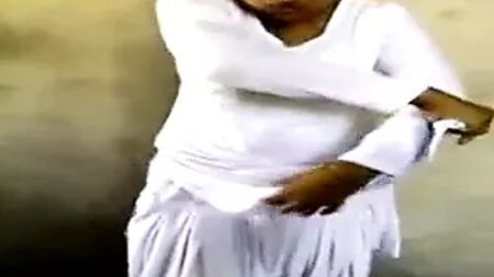 旁遮普女孩脱光衣服并抚摸阴茎