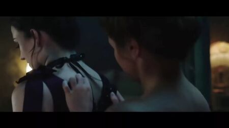 艾丽丝·鲍曼和娜塔莎·内戈万利斯在《卡米拉》（2017）中