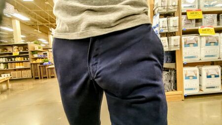 巨大的裆部隆起。专为炫耀和不穿内裤而设计的全新裤子