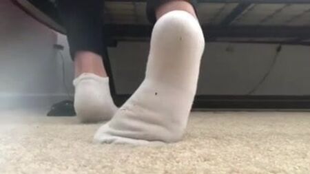 一名18岁女孩正在脱袜子