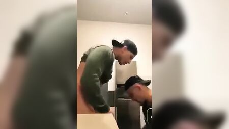 嘘，安静点，别让他们听见