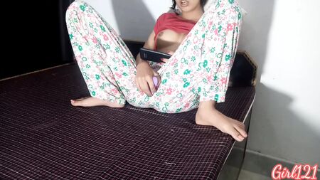 印度一名十几岁的继妹被发现正在观看色情内容