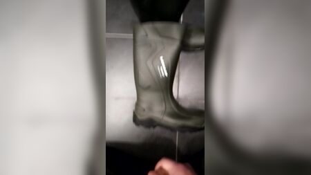 在邓禄普普罗福特橡胶靴上射精