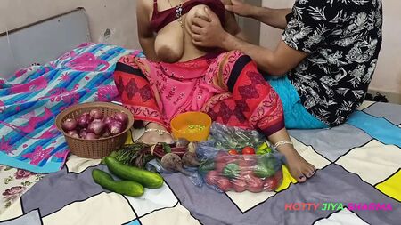 XXX 这位博杰普尔语的嫂子在卖菜时，故意展示她丰满的乳头，结果被顾客笑话了！