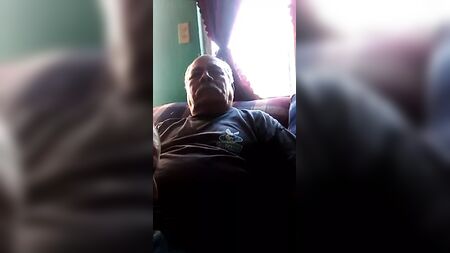 色眯眯的老头在沙发上打手枪