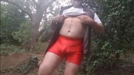 红色氨纶短裤