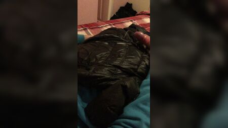 我在我的黑色EA7羽绒服上射了