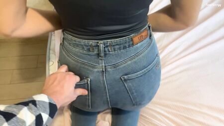 和朋友的妹妹肛交，连衣服都没脱