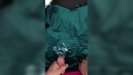 Forever 21 与另一件缎面连衣裙的搭配