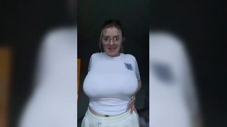 拥有硕大乳头和丰满双乳的性感书呆子